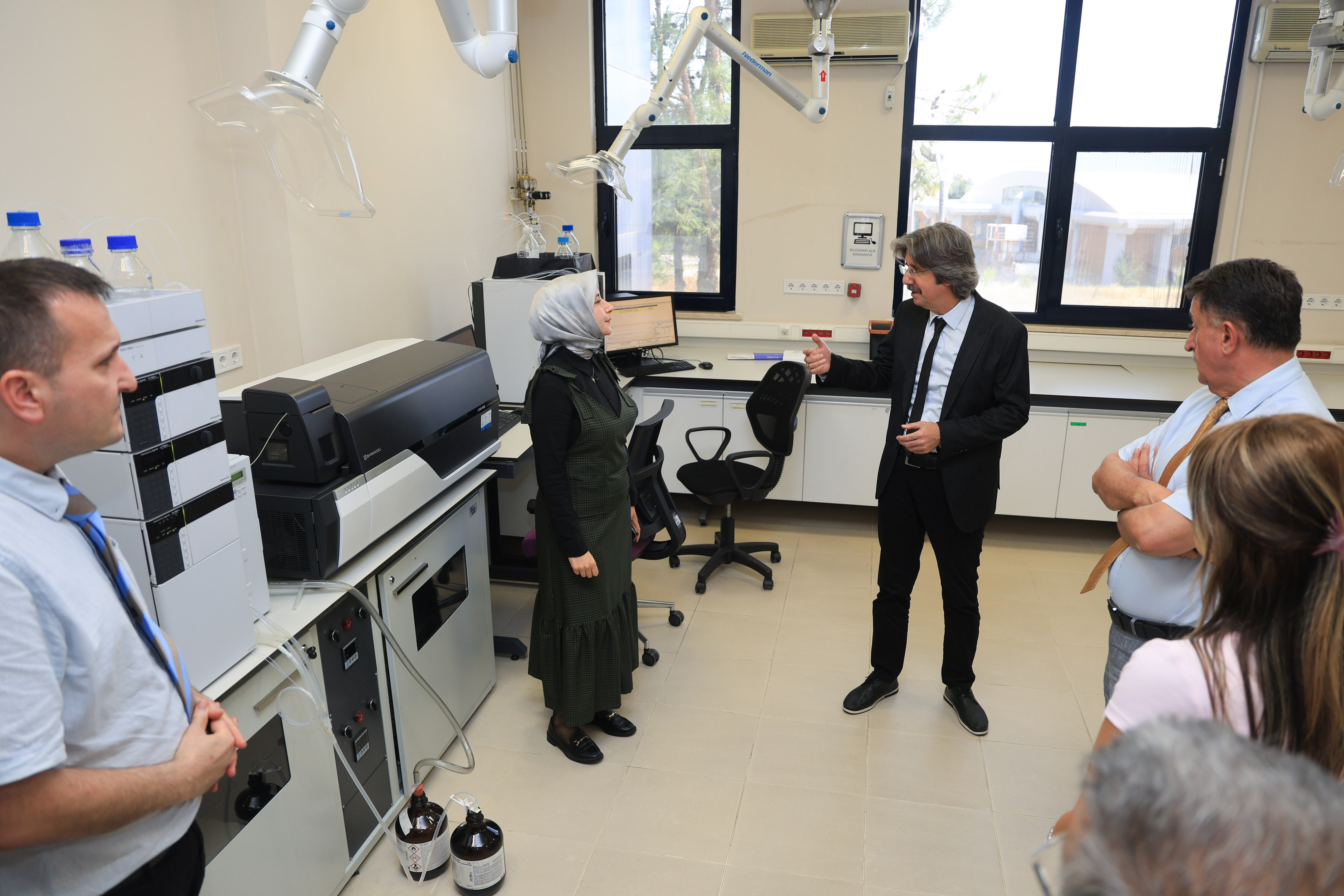 BUÜ Yönetiminden Merkez Laboratuvar’a Ziyaret: Güncel Hizmetler ve Gelecek Yatırımları Ele Alındı