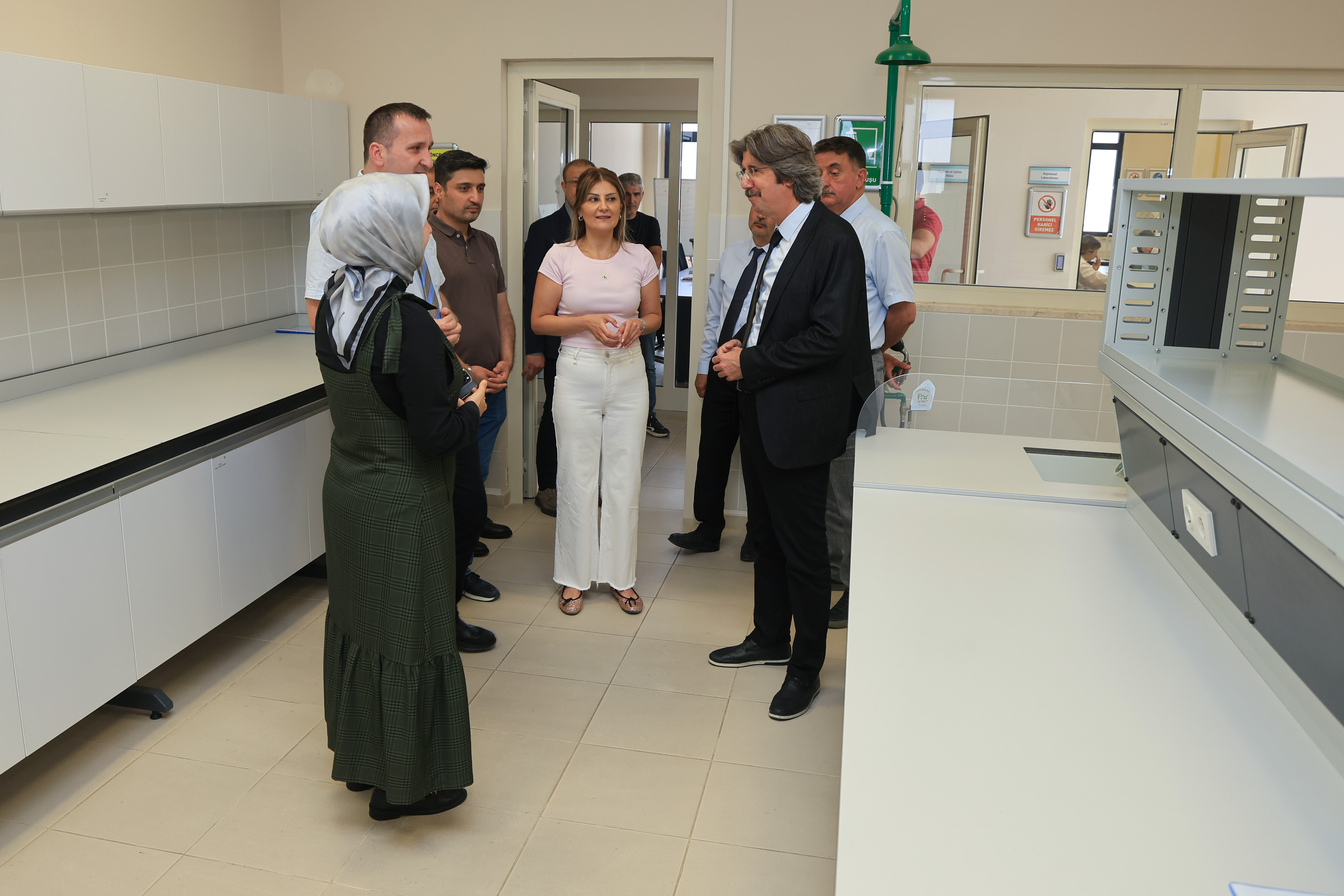 BUÜ Yönetiminden Merkez Laboratuvar’a Ziyaret: Güncel Hizmetler ve Gelecek Yatırımları Ele Alındı
