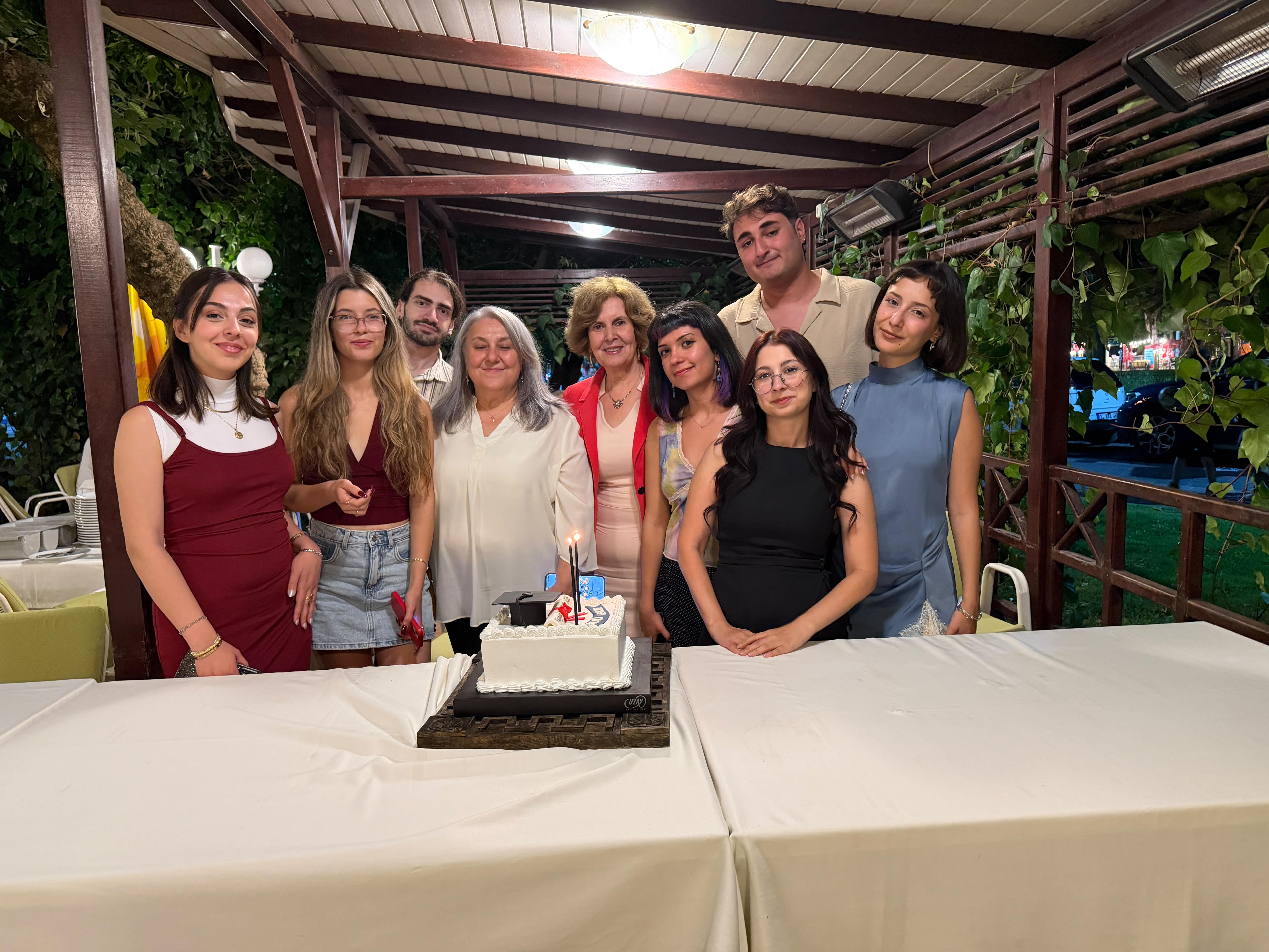 Öğrencilerimiz Mezuniyetlerini Birlikte Kutladı