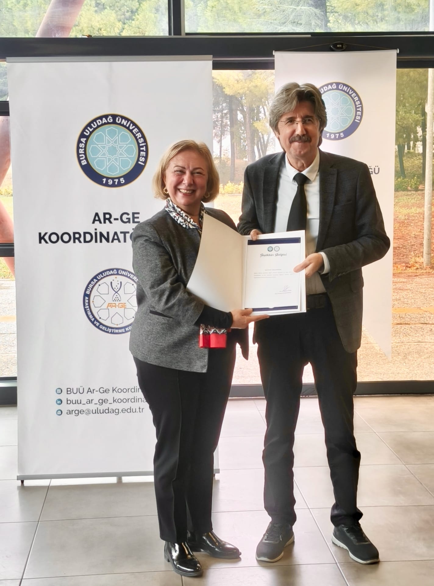 MENNAN PASİNLİ ATÇILIK MYO MÜDÜRÜ PROF. DR. GÜLŞEN GONCAGÜL’E AKADEMİK BAŞARI BELGESİ