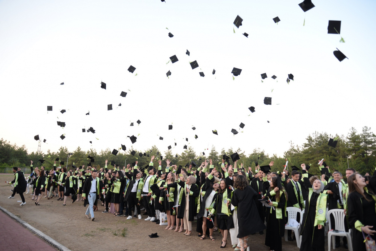  dosyalar/ziraat/Mezuniyet%20T%C3%B6reni/2022/1.jpg