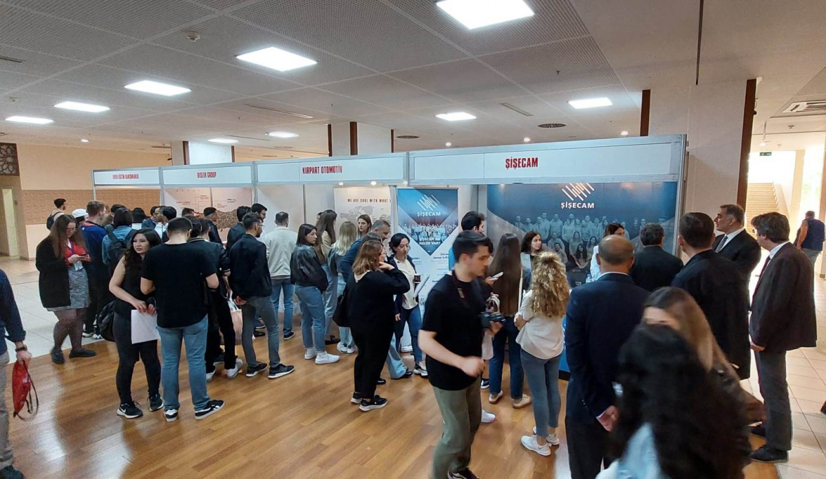 BUÜ Kariyer Fuarı binlerce öğrenciyi ağırladı