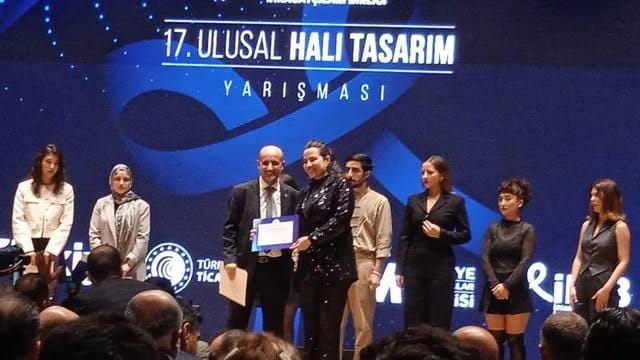  dosyalar/resim/ezgi%20sivrio%C4%9Flu%20haber/ezgi_sivrioglu_bozkurt_yarisma_kapak.jpg